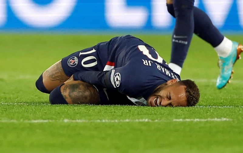 Neymar Jr chấn thương đầu gối