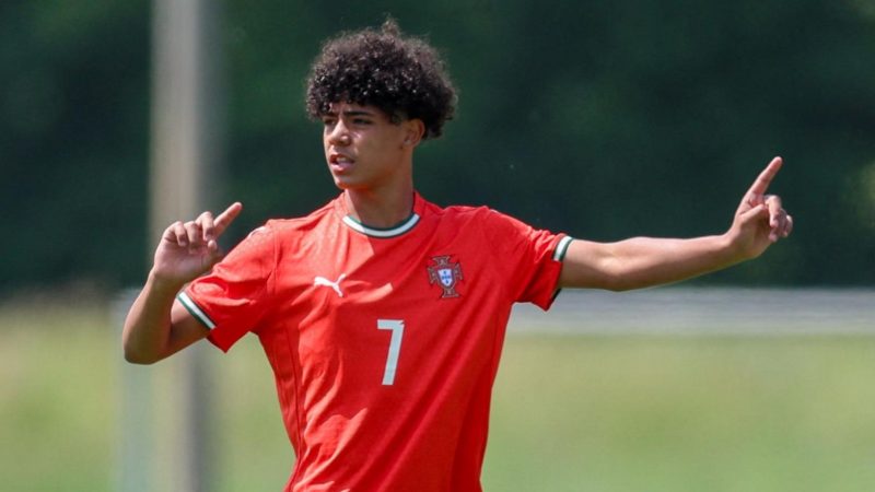 Ronaldo Jr bắt đầu hành trình bóng đá 